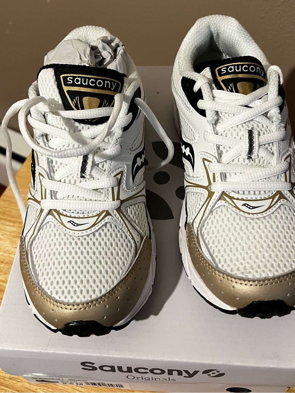 Saucony Kids White and Gold Lightweight Mesh Sneakers
